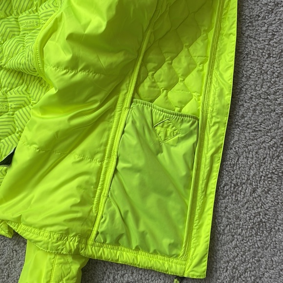 Under Armour packable quilted jacket in size XS - Picture 13 of 15